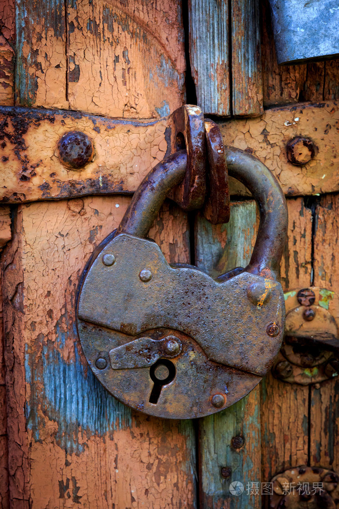 在木制的门上那把旧锁