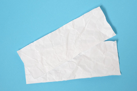 新闻上在蓝色背景上的白色翻录的纸片照片