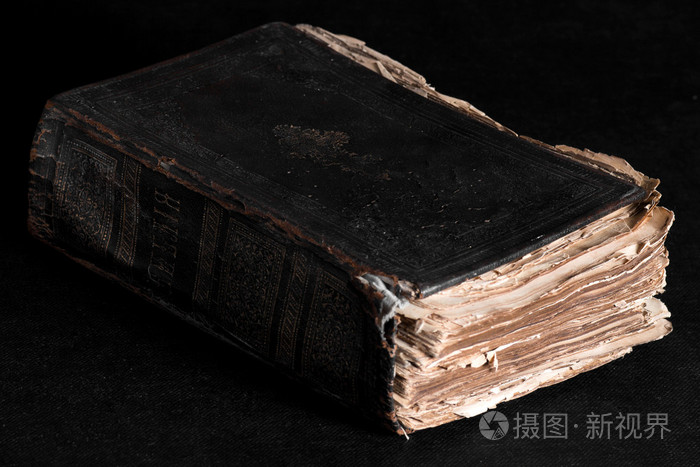 老厚厚的书在黑色的背景在桌面上