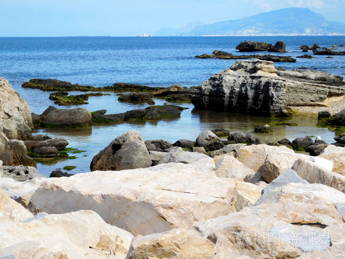 石头和岩石向大海