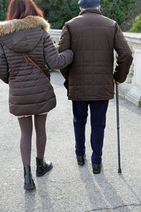 年轻女子陪伴老先生用棍子图片