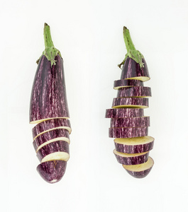 两套淡水片紫色的茄子，在白色背景上孤立