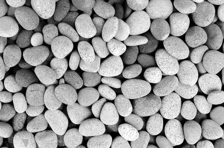 天然抛光的白色岩石卵石,黑白相间照片