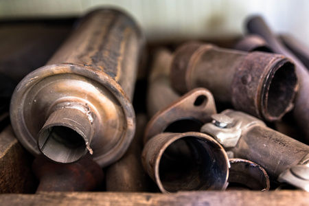 损坏了破碎的玻璃废旧的汽车垃圾场上运行的男人从零配件组装很多图像