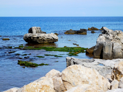 石头和岩石向大海