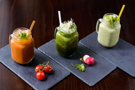 三个蔬菜鸡尾酒,秸秆和装饰照片