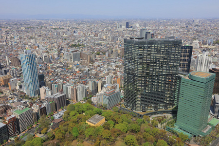 东京市中心的街道新宿摩天大楼