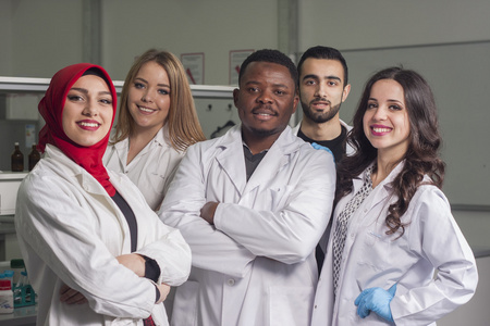 年轻的医务工作者工作组在实验室中作为实验室技术