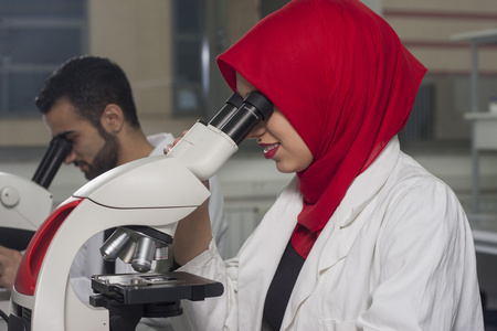 年轻的医务工作者工作组在实验室中作为实验室技术员