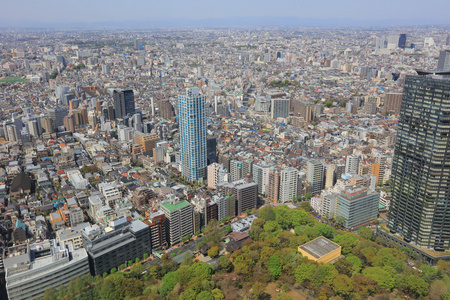 东京市中心的街道新宿摩天大楼