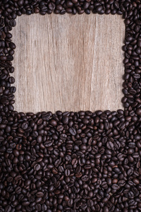 咖啡豆在木制的背景下，与自由空间 o 组成