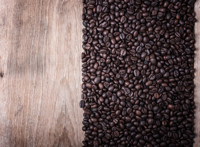 咖啡豆在木制的背景下，与自由空间 o 组成