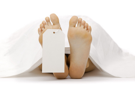 脚趾上的标签卡尸检上白色孤立的脚照片