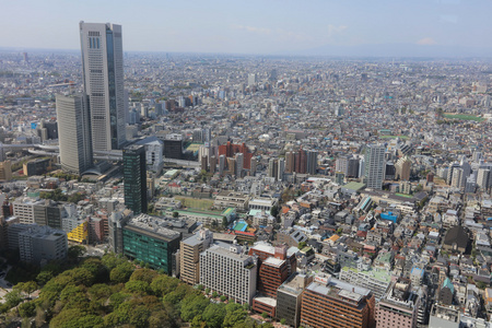 东京市中心的街道新宿摩天大楼