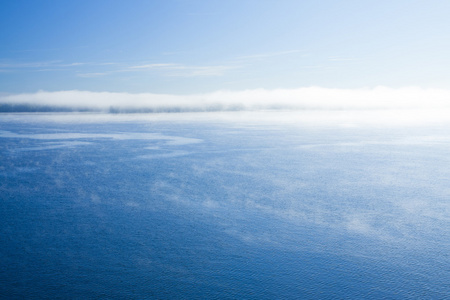 雾蒙蒙的平静的大海图片