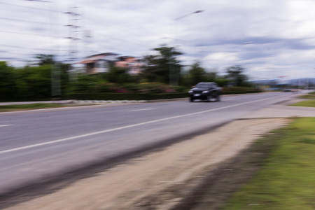 在公路超速驾驶的接机