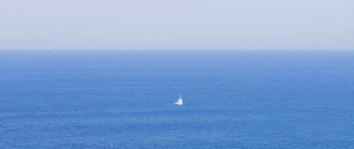一艘船在海上