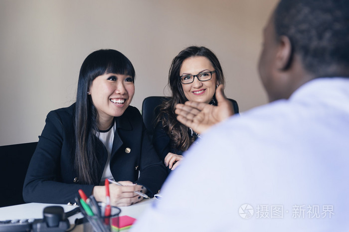 工作的青年企业家