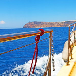 船舶安全绳索和金属在地中海的蓝色天空海洋