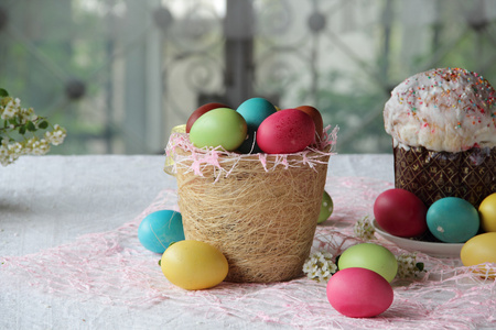 复活节彩蛋在篮子和蛋糕