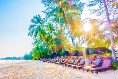 遮阳伞和椅子上美丽的热带海滩