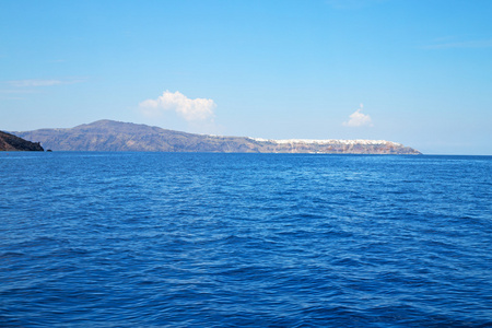 从船上海洋和天空在地中海希腊圣托里尼