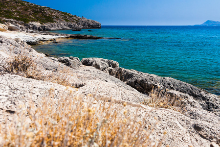 在希腊的岩石海岸 Kolymbia 海滩