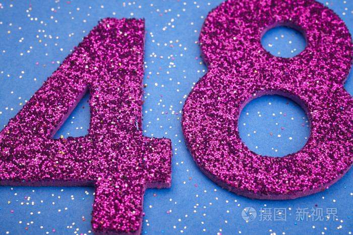 数字四十八紫色颜色在蓝色的背景anniversa