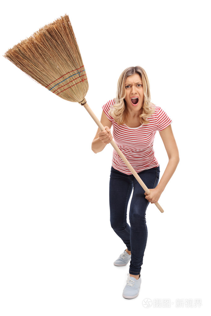 愤怒的女人拿着扫帚威胁