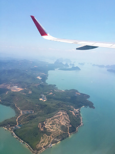 飞机在天空中飞翔的翅膀图片