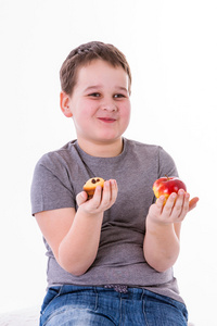 食物上白色背景苹果或 m 孤立的小男孩