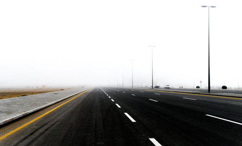 公路在雾中