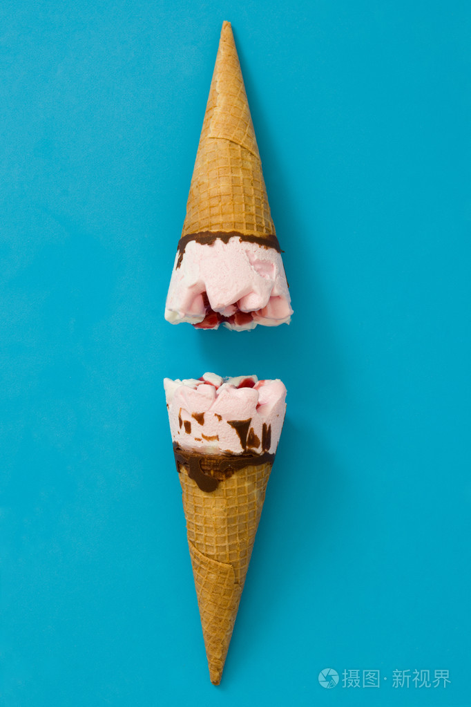 草莓冰淇淋甜筒在蓝色背景