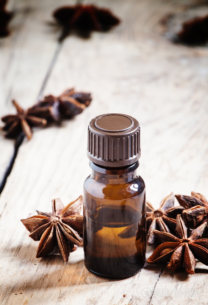 小的棕色瓶中的茴香精油