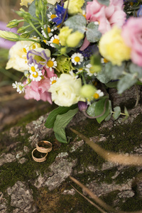 结婚戒指与美丽花束