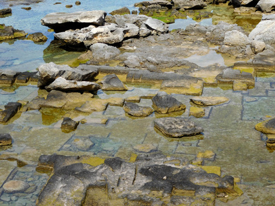 石头和岩石向大海