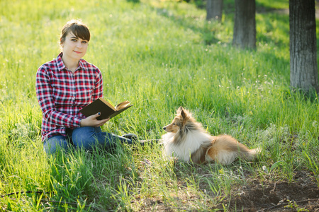 女学生学习中自然与狗