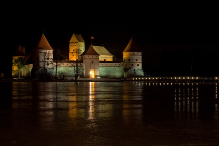 在晚上 trakai 城堡