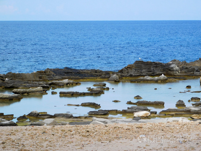 石头和岩石向大海