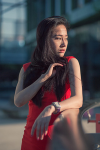 美丽的亚洲女孩穿着红色构成在现代风格城市公园背景模型
