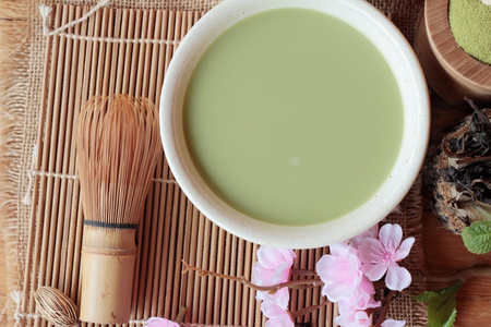日本抹茶绿色茶和绿茶粉