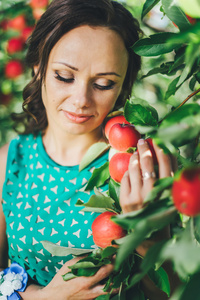 红红的苹果，在花园里的年轻女子的画像