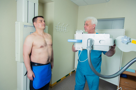 中期成年男子成熟男性医患设立的机器要照 x 光