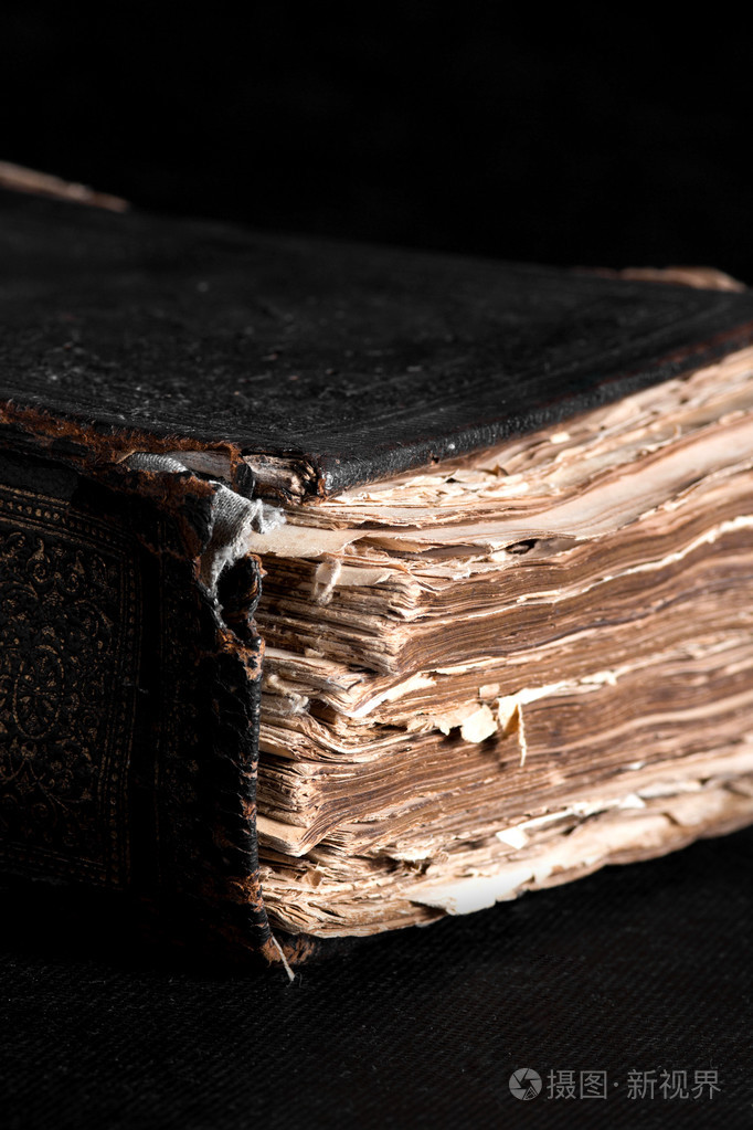 老厚厚的书在黑色的背景在桌面上