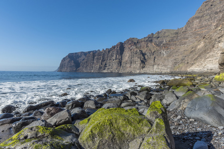 在多岩石的海岸冲浪