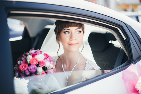 新娘在车窗外的特写肖像