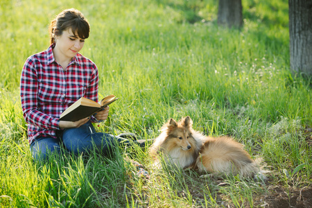 女学生学习中自然与狗
