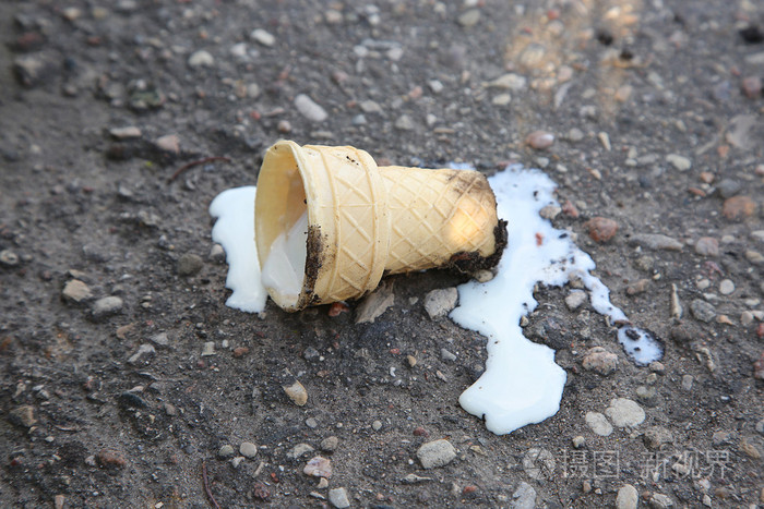 掉落融化的冰淇淋