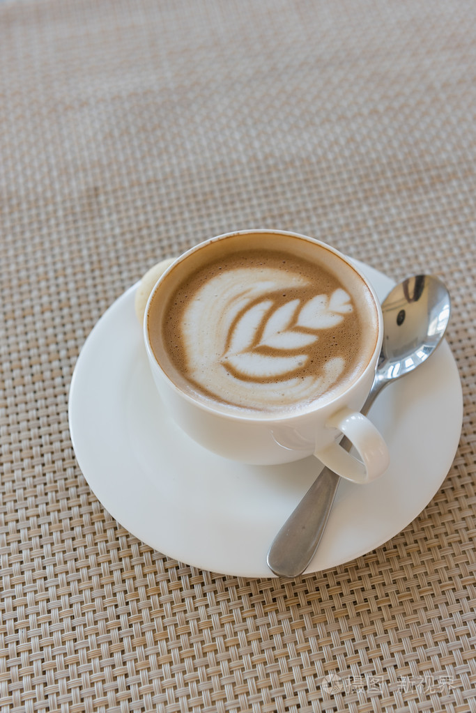 白杯拿铁咖啡咖啡木托盘上