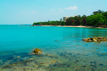 美丽的海滩与蓝色的大海在芭堤雅北部, 泰国